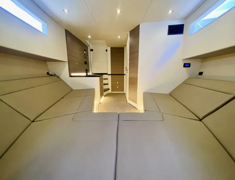 Slide: The Image of Vanquish VQ45 2020 - 3942225