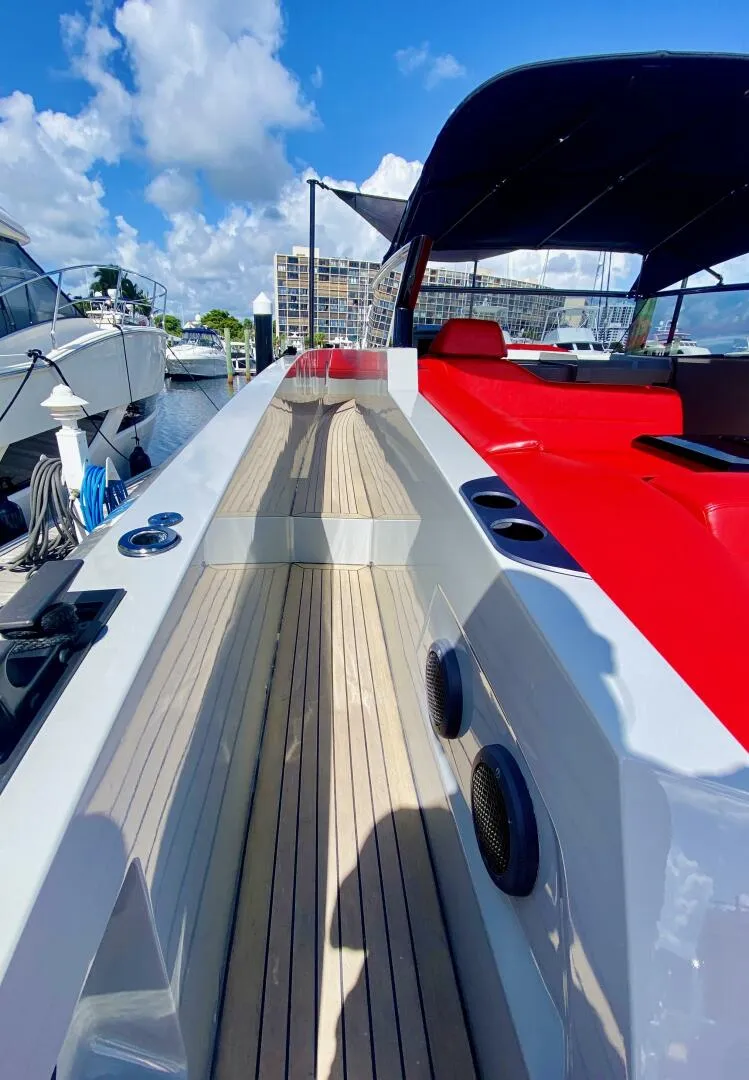 Slide: The Image of Vanquish VQ45 2020 - 3942194