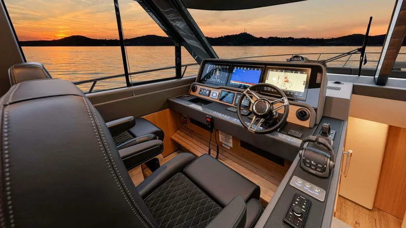 Slide: The Image of Riviera 585 SUV Helm 01 - 3945196