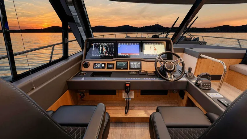 Slide: The Image of Riviera 585 SUV Helm 02 - 3945184