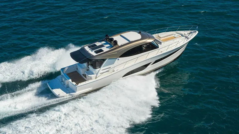 Slide: The Image of Riviera 585 SUV Running 06 - 3945176