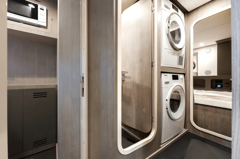 Slide: The Image of Azimut S8 2024 - 4073765