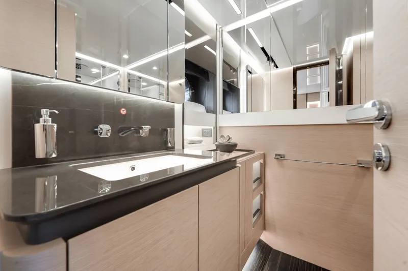 Slide: The Image of Azimut S8 2024 - 4073783