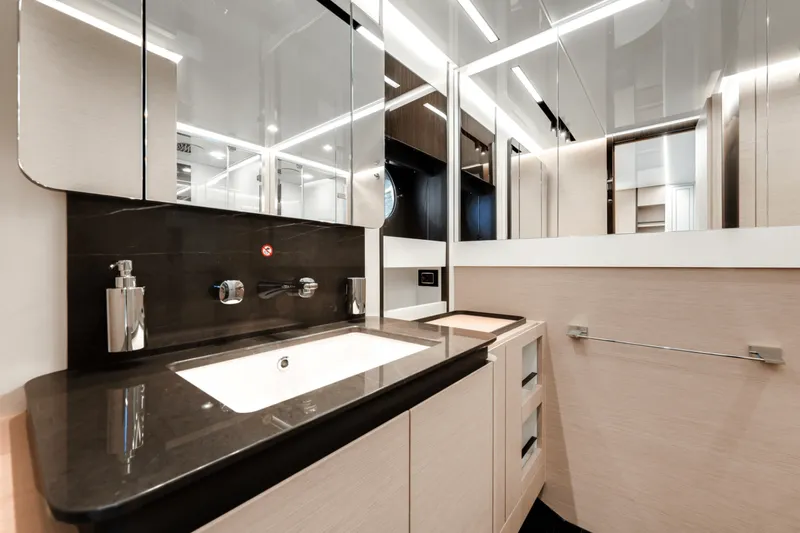 Slide: The Image of Azimut S8 2024 - 4073786