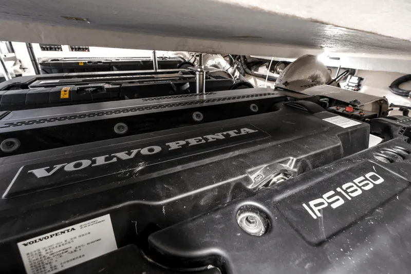 Slide: The Image of Azimut S8 2024 - 4073813