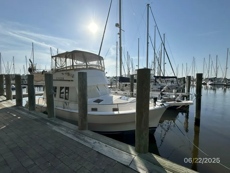 Slide: The Image of 39' Mainship starboard forward profile - 5435790