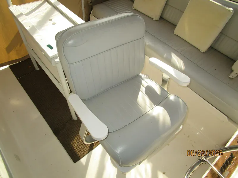 Slide: The Image of 39' Mainship flybridge helmseat - 5435758