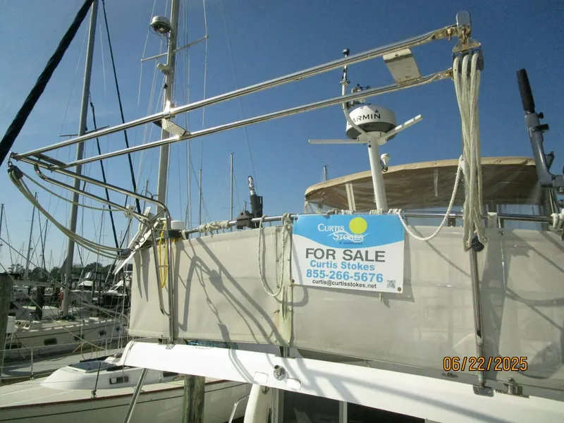 Slide: The Image of 39' Mainship tender davits - 5435800