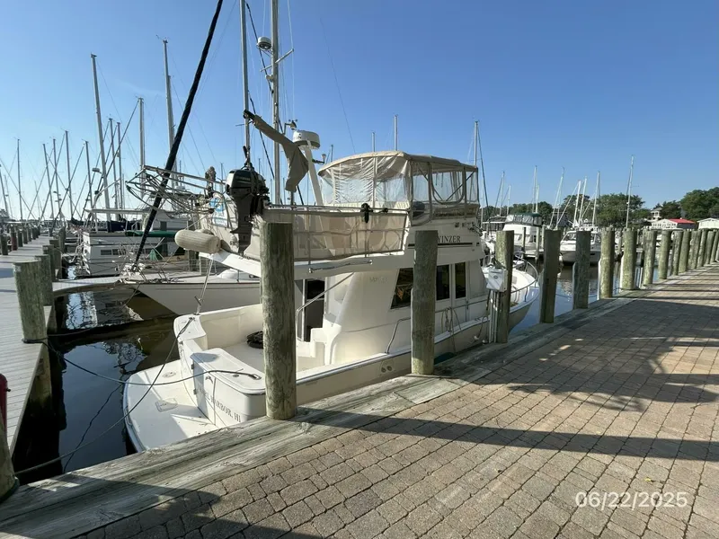 Slide: The Image of 39' Mainship starboard aft profile - 5435789