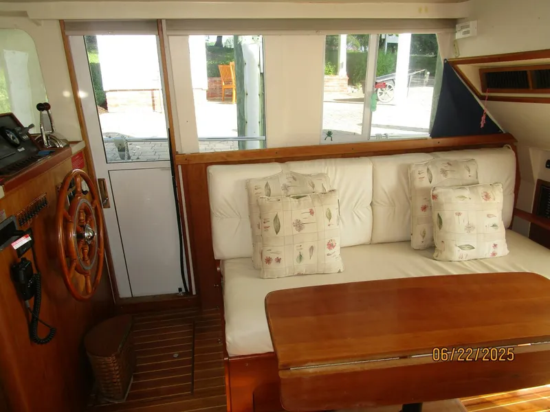 Slide: The Image of 39' Mainship salon starboard - 5435787