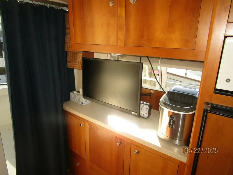 Slide: The Image of 39' Mainship salon port aft2 - 5435785