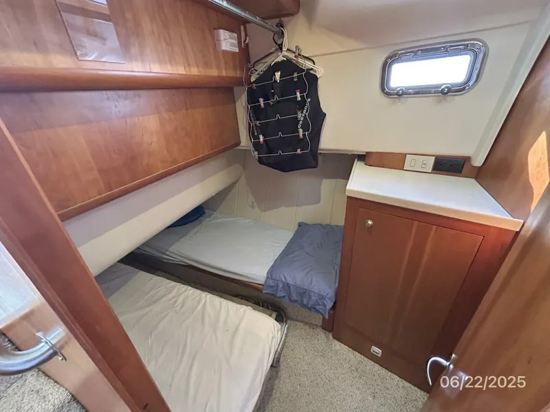 Slide: The Image of 39' Mainship guest stateroom - 5435768