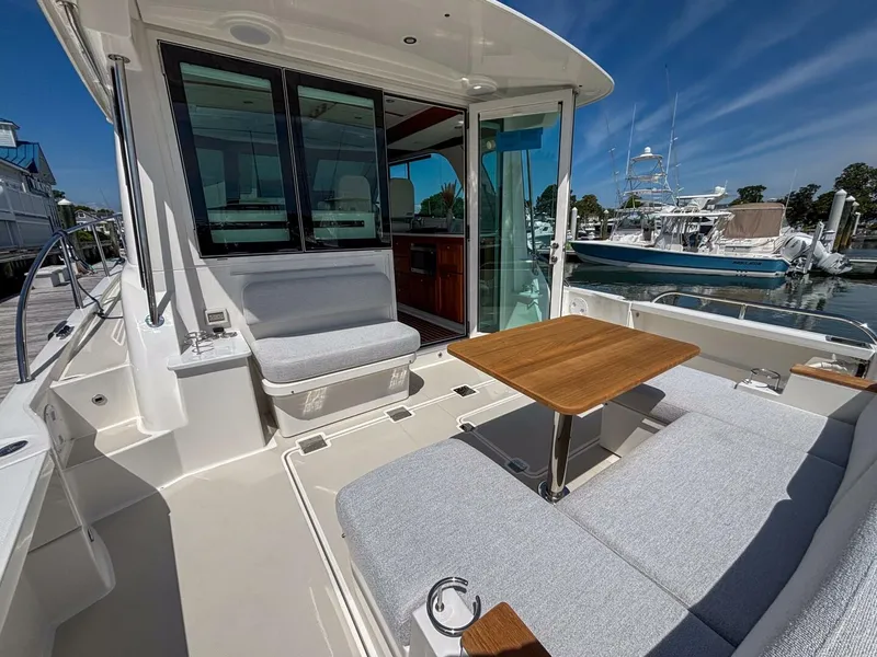 Slide: The Image of 2025 Back Cove 39O 19 - 5324624