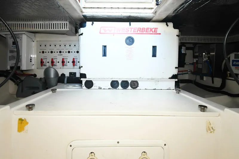 Slide: The Image of 2001 35 Cabo Flybridge - VIKINGOS - Engine Room - 3992258