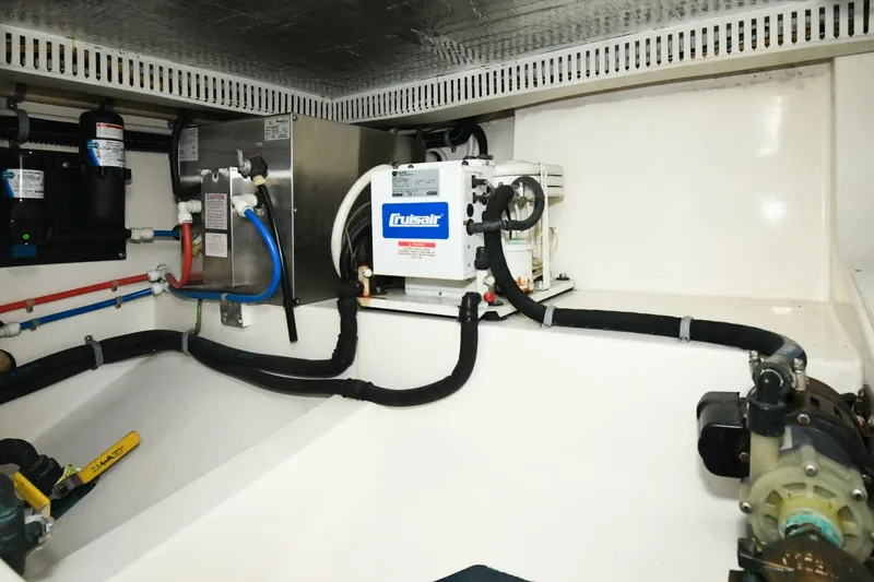 Slide: The Image of 2001 35 Cabo Flybridge - VIKINGOS - Engine Room - 3992259