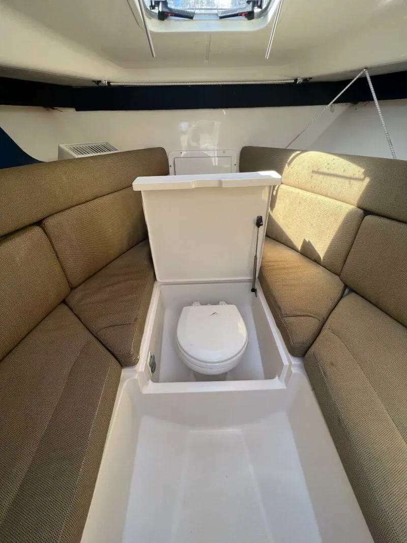 Slide: The Image of SeaVee 32 Cuddy Diesel-Cabin Head 2004 SeaVee 32 Cuddy Diesel - 3987751