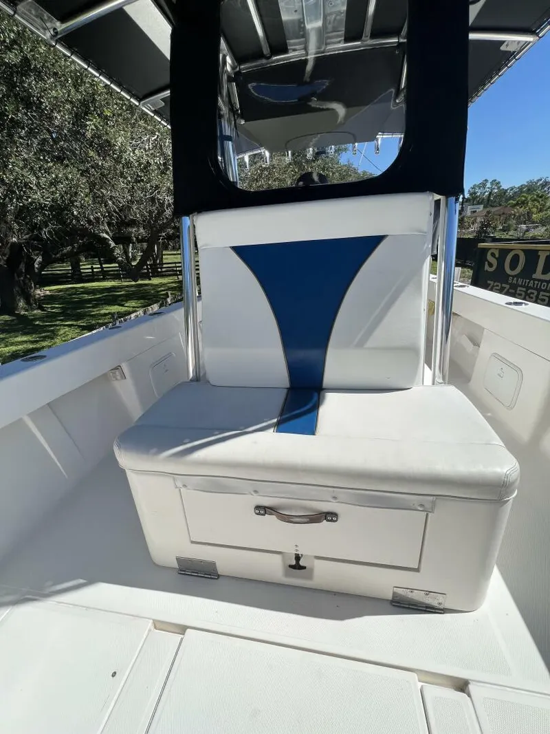 Slide: The Image of SeaVee 32 Cuddy Diesel-Console Seat 2004 SeaVee 32 Cuddy Diesel - 3987762