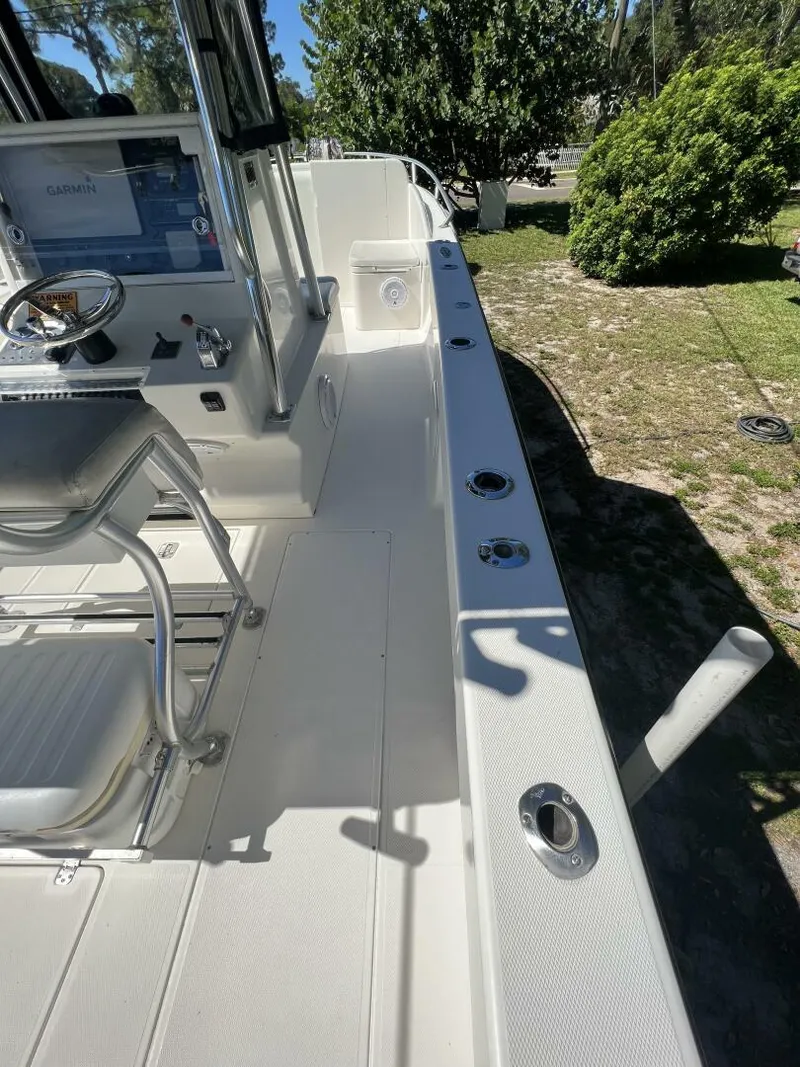 Slide: The Image of SeaVee 32 Cuddy Diesel-Sidedeck 2004 SeaVee 32 Cuddy Diesel - 3987749