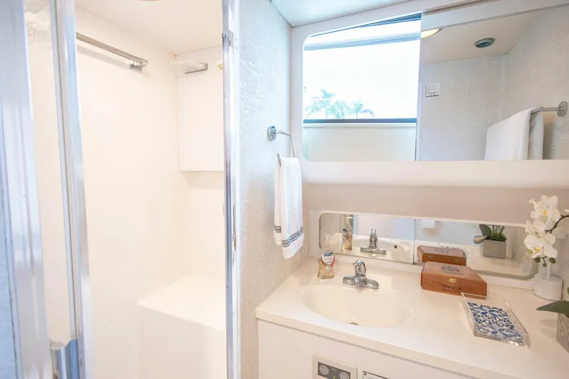 Slide: The Image of Hatteras Cockpit Motor Yacht 1989 - 5900813