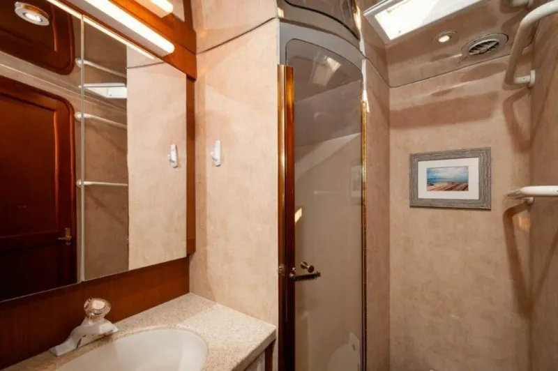 Slide: The Image of 1998 Ocean Yachts 48 Super Sport VIP Head 2 - 3993035