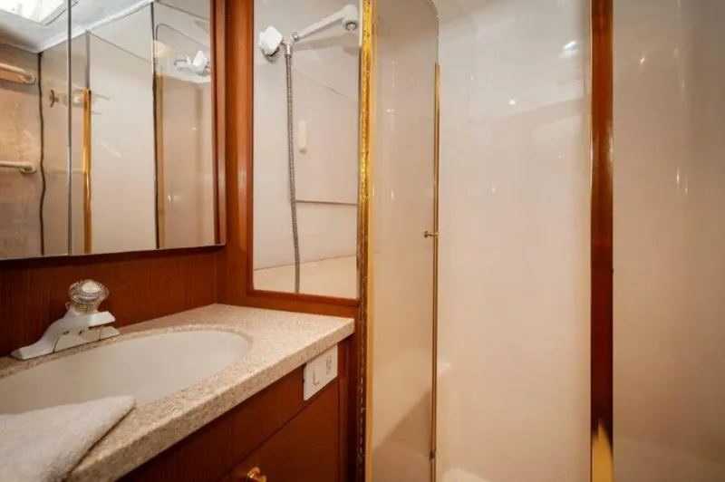 Slide: The Image of 1998 Ocean Yachts 48 Super Sport Master Head - 3993029