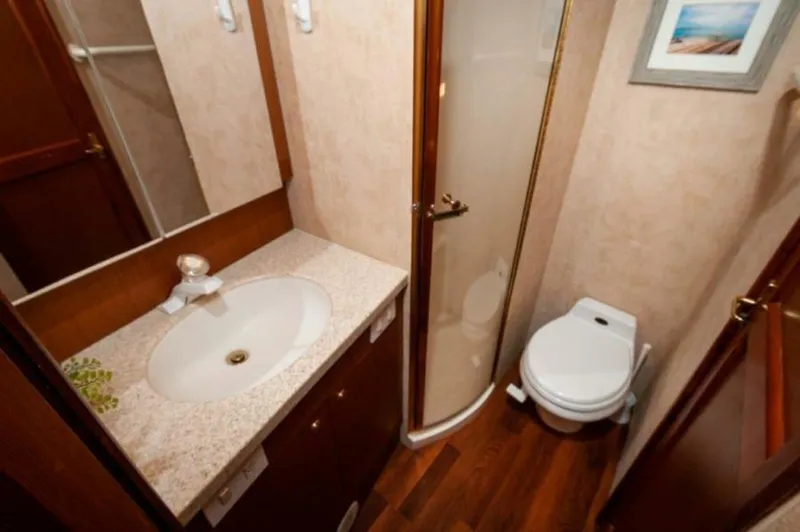 Slide: The Image of 1998 Ocean Yachts 48 Super Sport VIP Head - 3993034