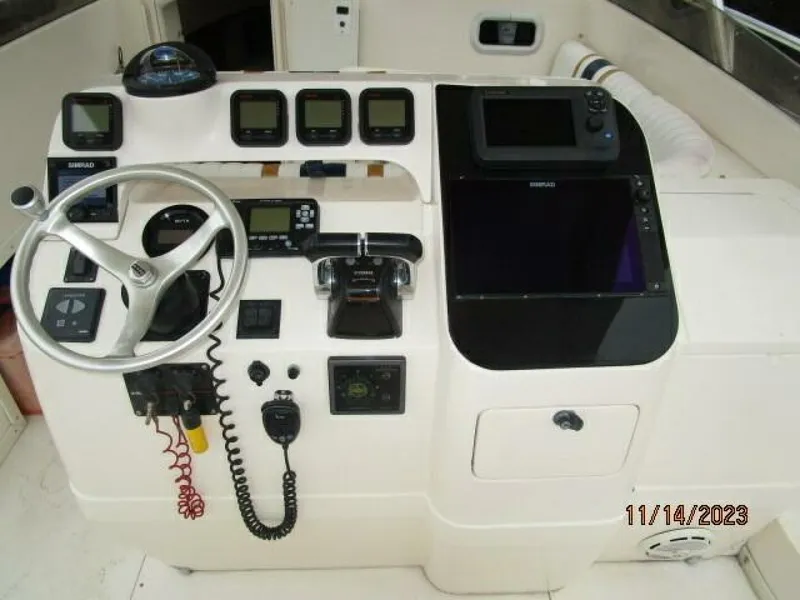 Slide: The Image of 34' Intrepid helm3 - 4000124