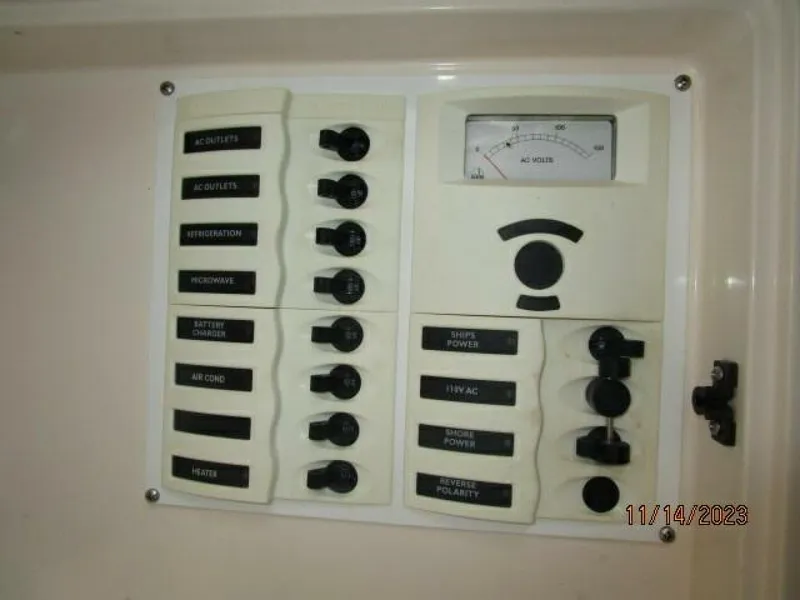 Slide: The Image of 34' Intrepid electrical panel - 4000104
