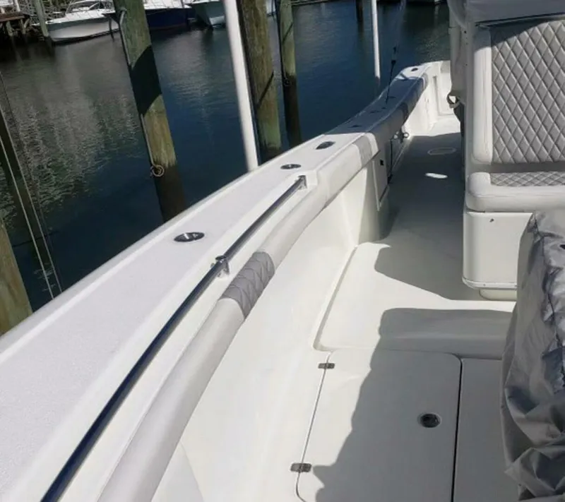 Slide: The Image of Yellowfin Center Console 2009 - 4009088