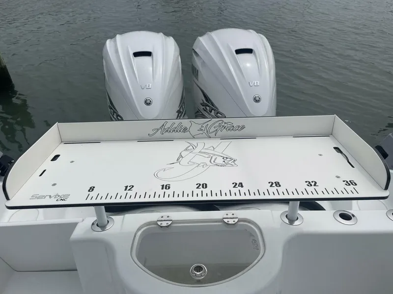 Slide: The Image of Yellowfin Center Console 2009 - 4009089