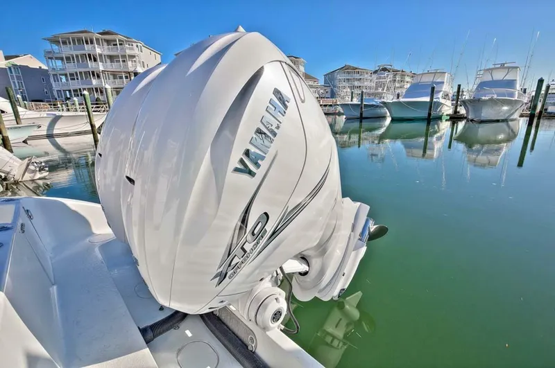 Slide: The Image of Yellowfin Center Console 2009 - 4009090
