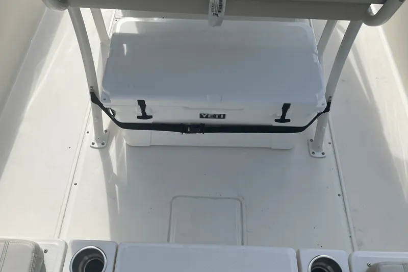 Slide: The Image of Boston Whaler 250 Dauntless 2025 - 4