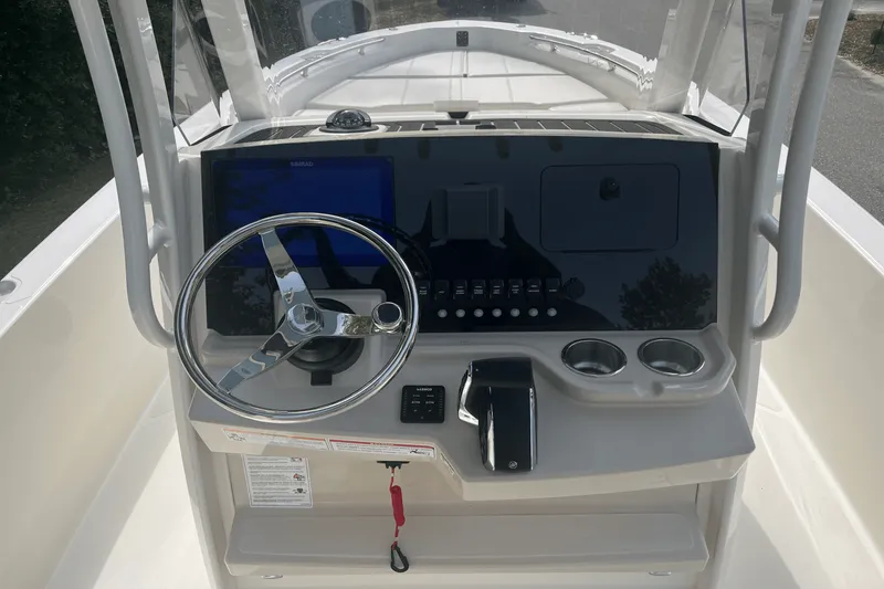 Slide: The Image of Boston Whaler 250 Dauntless 2025 - 5
