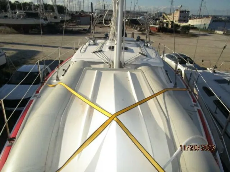 Slide: The Image of 41' Hunter foredeck aft - 4022575
