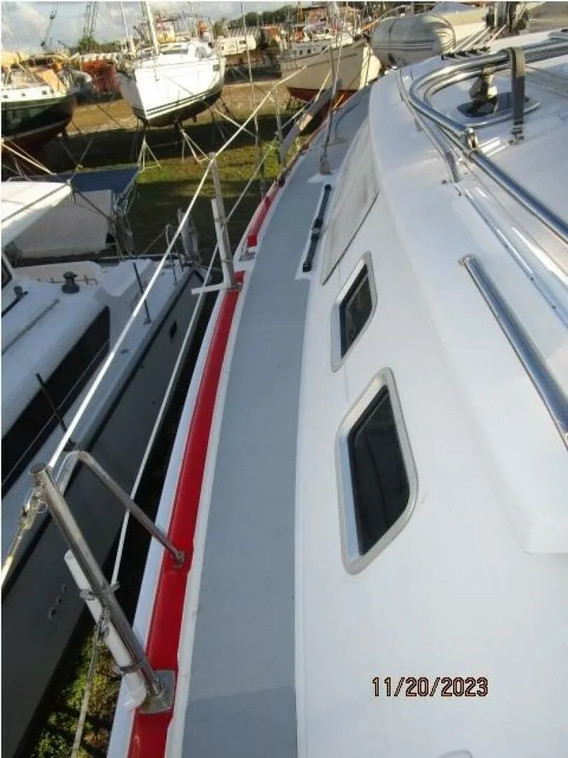 Slide: The Image of 41' Hunter port side deck - 4022796