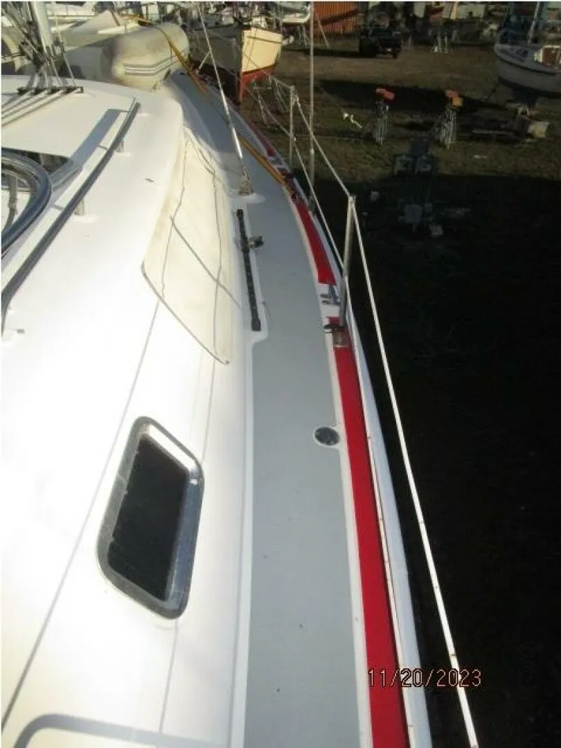 Slide: The Image of 41' Hunter starboard side deck - 4022803