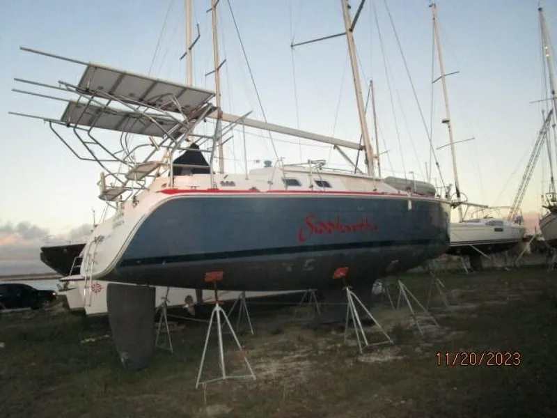 Slide: The Image of 41' Hunter starboard aft profile - 4022640