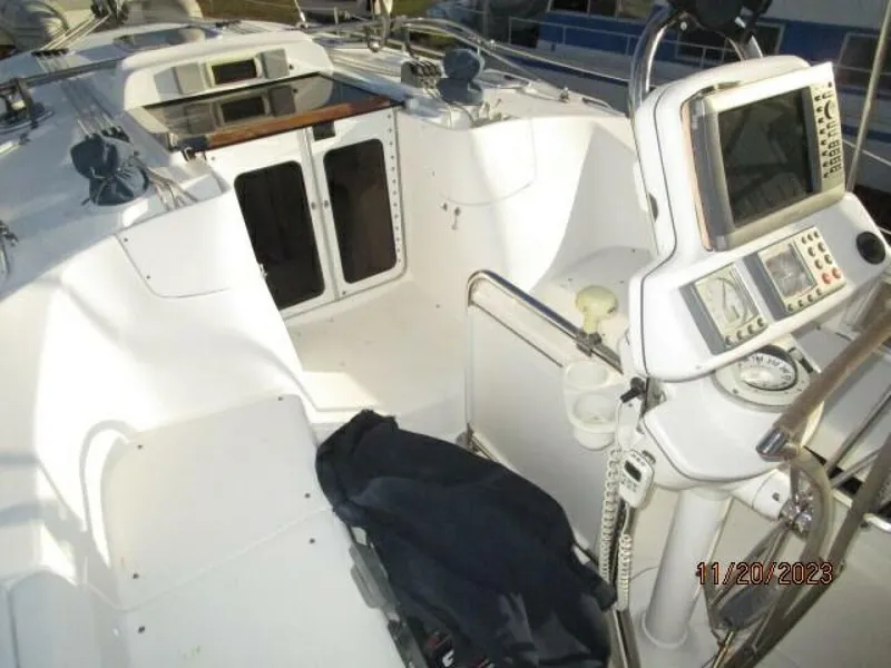 Slide: The Image of 41' Hunter cockpit forward2 - 4022562