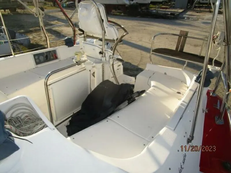 Slide: The Image of 41' Hunter cockpit aft2 - 4022556