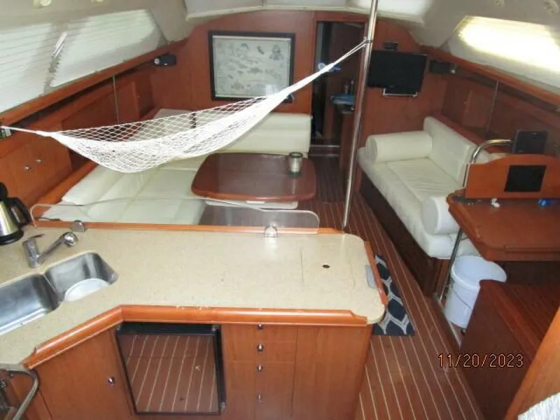 Slide: The Image of 41' Hunter salon forward - 4022623