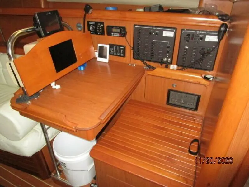 Slide: The Image of 41' Hunter nav station - 4022605