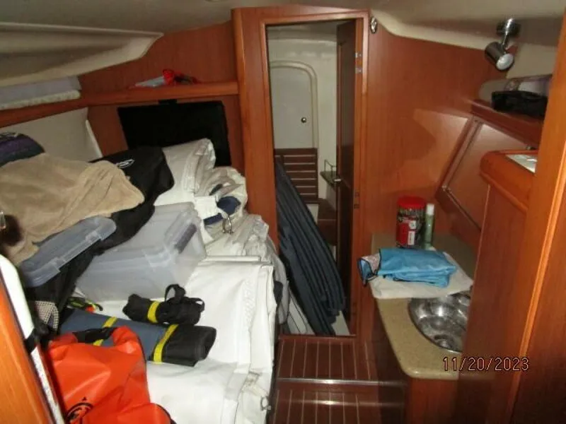 Slide: The Image of 41' Hunter guest stateroom - 4022583