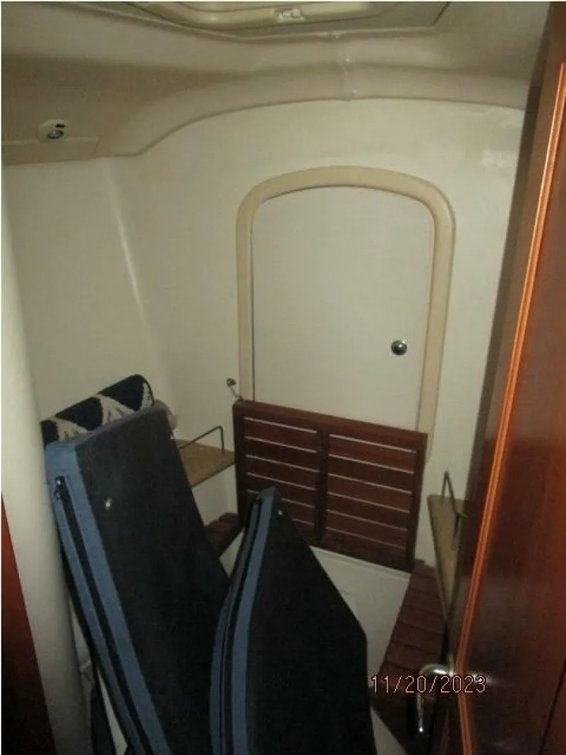 Slide: The Image of 41' Hunter guest stateroom head - 4022793