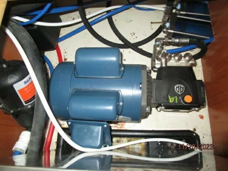 Slide: The Image of 41' Hunter watermaker - 4022655