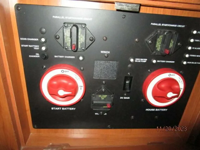Slide: The Image of 41' Hunter battery switches - 4022550