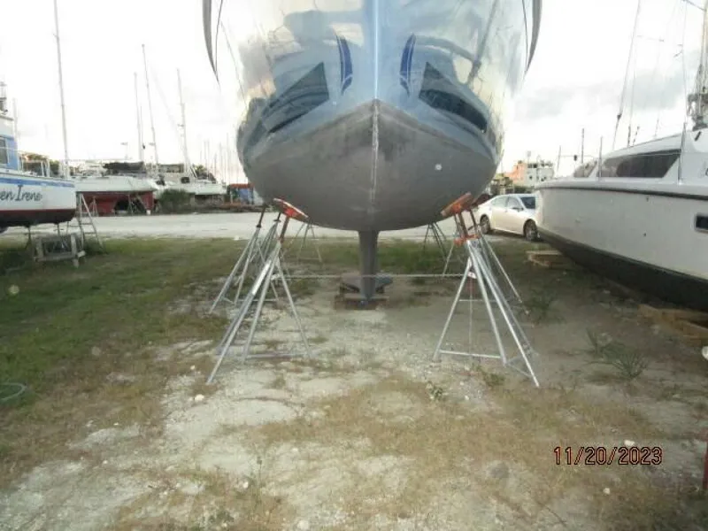 Slide: The Image of 41' Hunter hull bottom forward - 4022587