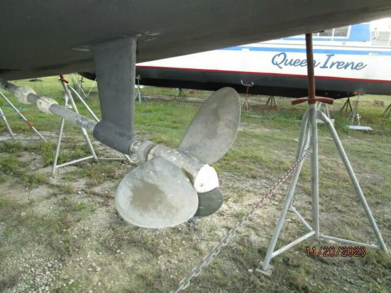 Slide: The Image of 41' Hunter propeller - 4022612