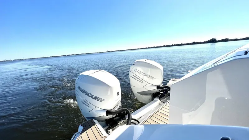 Slide: The Image of Sea Ray 320 Sundancer Outboard 2020 - 4117688