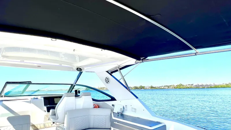 Slide: The Image of Sea Ray 320 Sundancer Outboard 2020 - 4117690