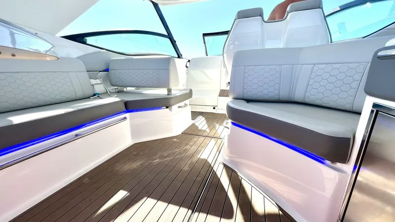 Slide: The Image of Sea Ray 320 Sundancer Outboard 2020 - 4117670